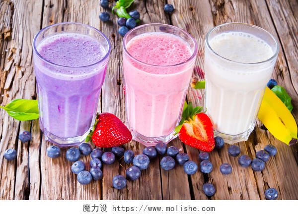 新鲜草莓 牛奶 香蕉 蓝莓饮料桌上水果什锦的蛋白鸡尾酒
